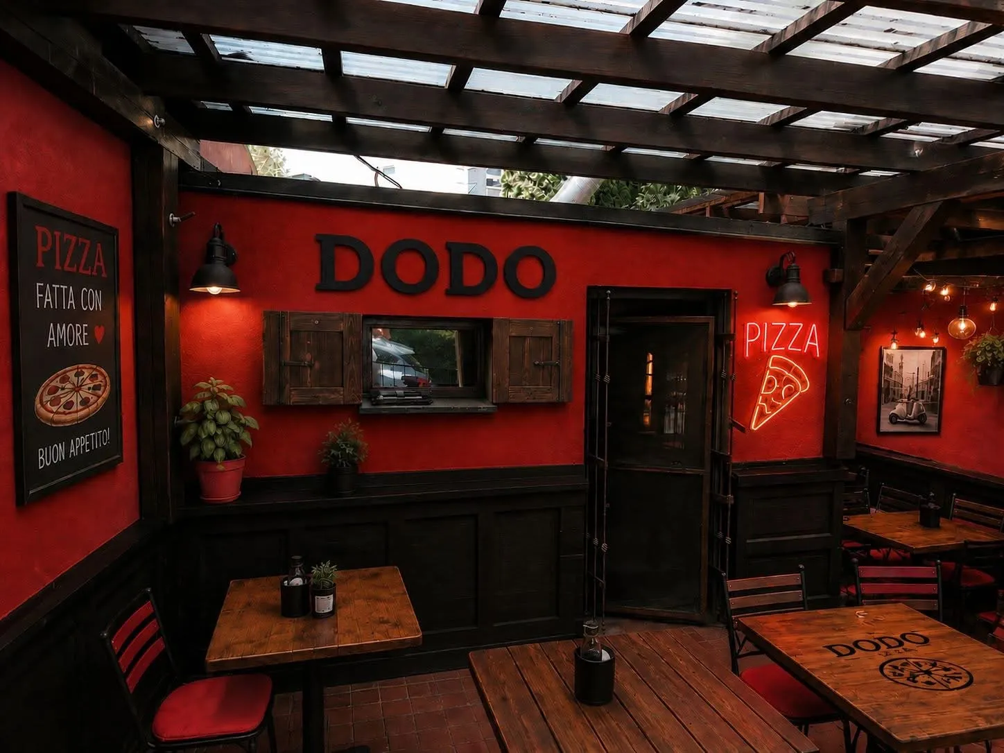 Zastřešená zahrádka DODO pizza s červenou zdí, neonem a dřevěnými stoly